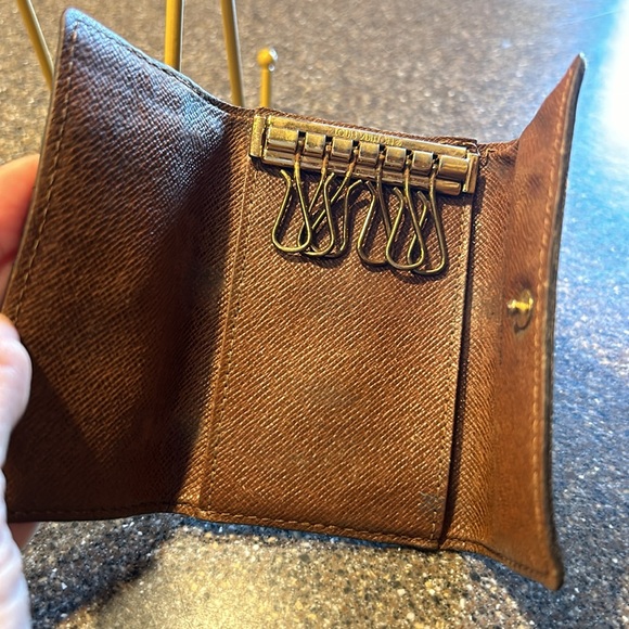 Louis Vuitton key case. EUC - Picture 7 of 8
